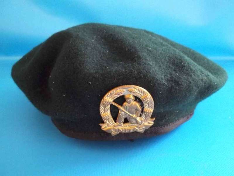 Green Felt Beret SAPHI Pretoria, 1969 - Rifleman - Size 58 + Unitas Cap Badge
