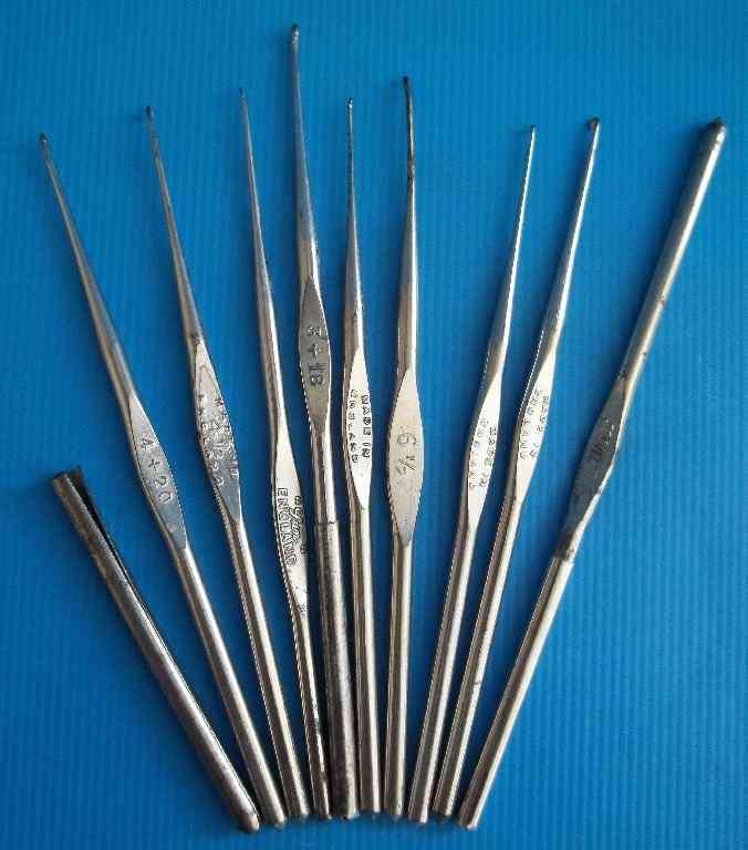 9 X Vintage Metal Crochet Hooks + 1 X Extra Cover