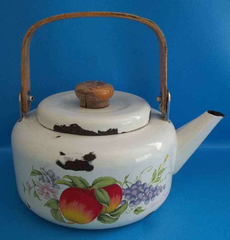 Stunning Vintage Enamel Kettle With Wooden Handle & Knob - 21cm/24cm