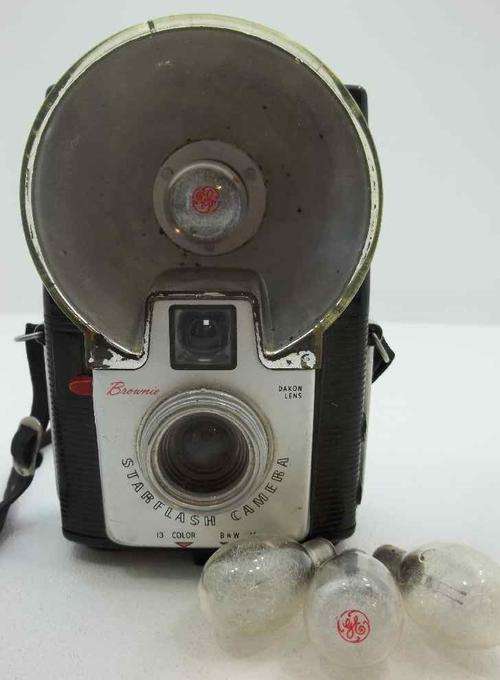Beautiful c1960's Brownie Starflash Camera + 3 Extra Bulbs
