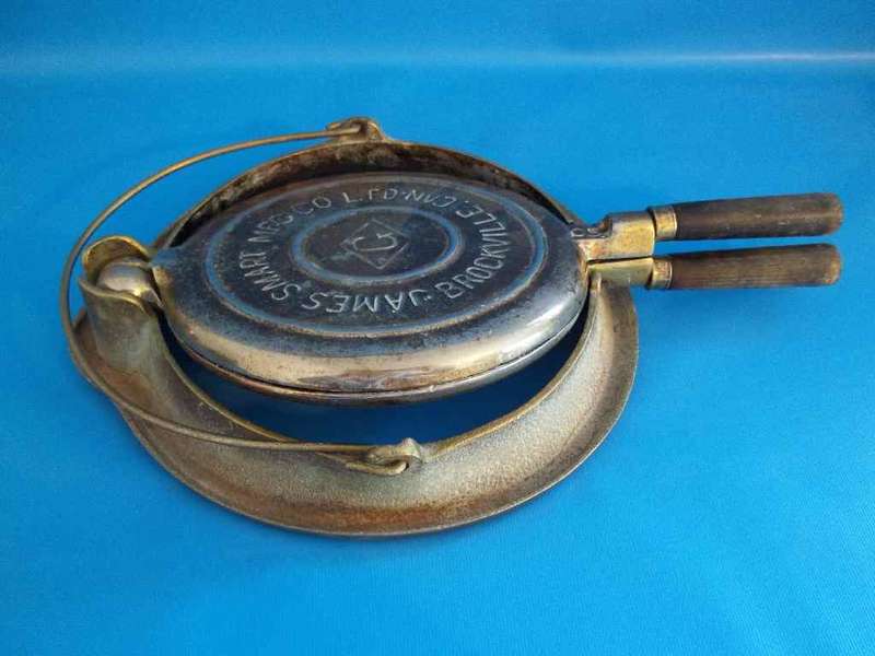A FIND! James Smart Manufacturing Co Ltd (Brockville) Vintage Waffle Iron - 3,150kg