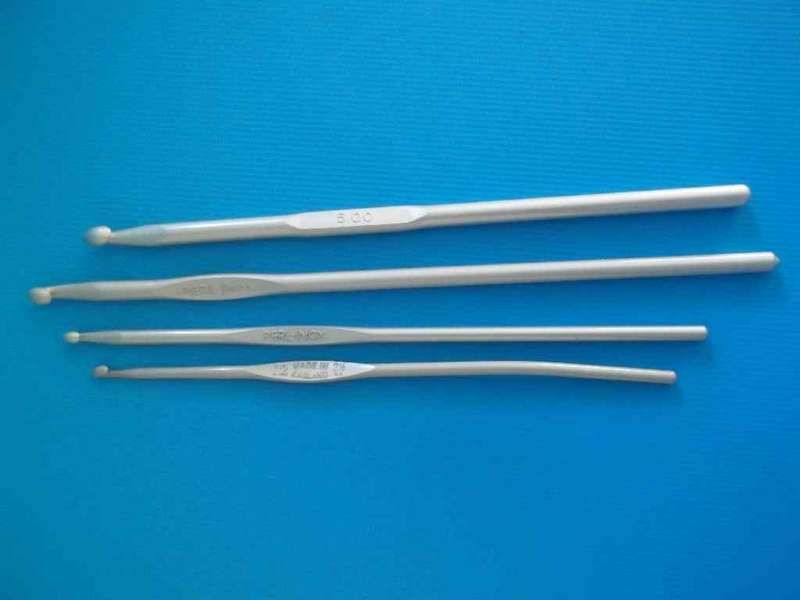 4 X Vintage Crochet Hooks