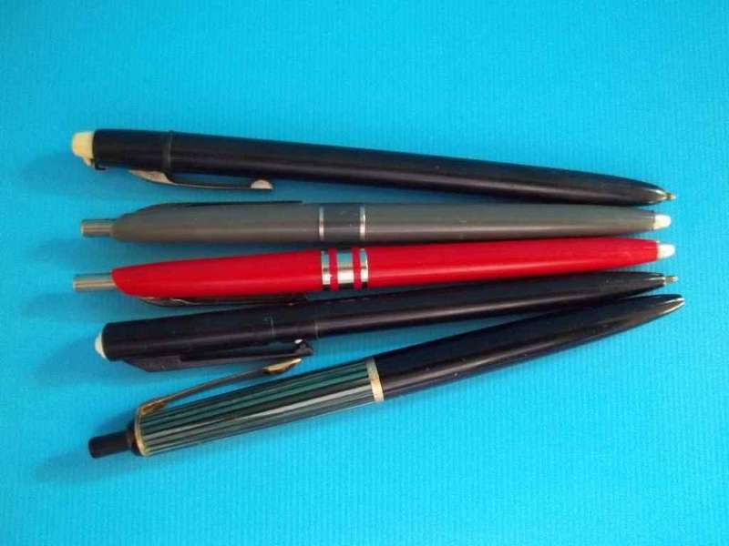 An Assortment Of Vintage Pens - Including Everglide, Pelikan & Scripto (All No Ink)
