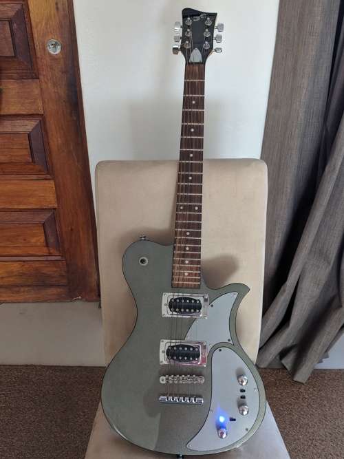 First Act VE591 Guitar with built in Amplifier