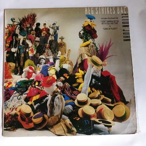 LP, Elton John, Reg Strikes Back, R: VG, C: VG+, L: The Rocket Record Company.STARL 5507, Press: RSA