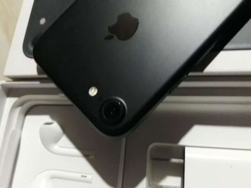 IPhone 7 in BOX NEW CONDITION, APPLE WARRANTY UNTIL AUG 2019!!!