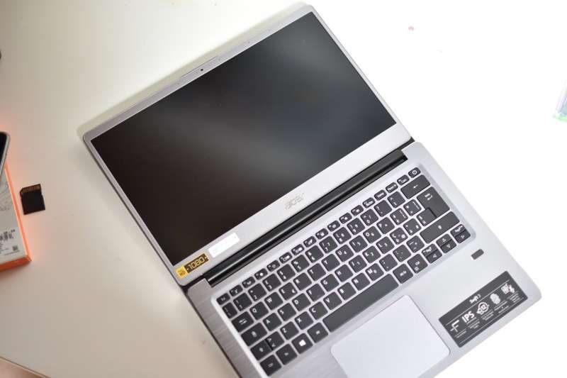 ACER SWIFT 3 i5-8250U**8TH GEN**256GB SSD**8GB RAM IPS FHD DISPLAY WIN 10 PRO!!!