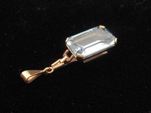 9CT GOLD AND BLUE TOPAZ PENDANT