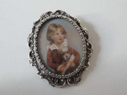 BEAUTIFULL HAND PAINTED MINIATURE SET IN AN ORNATE SILVER FRAME