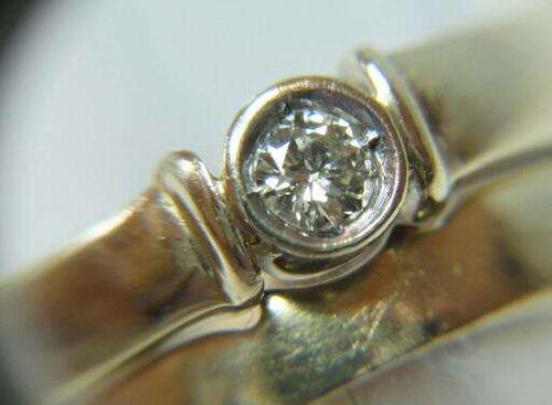 9ct YELLOW GOLD AND DIAMOND RING