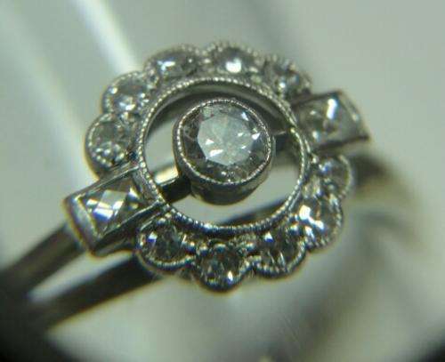 18 ct PLATINUM AND DIAMOND RING