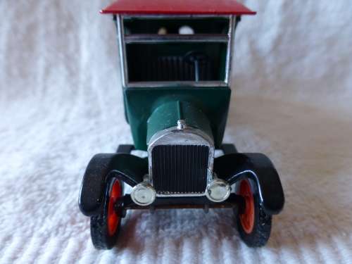 Matchbox 1926 Ford TT van "O for an Osram"Models of yesteryear