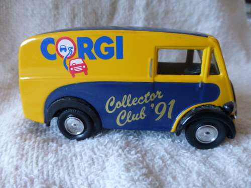 Corgi Morris J type Collector Club 91 van