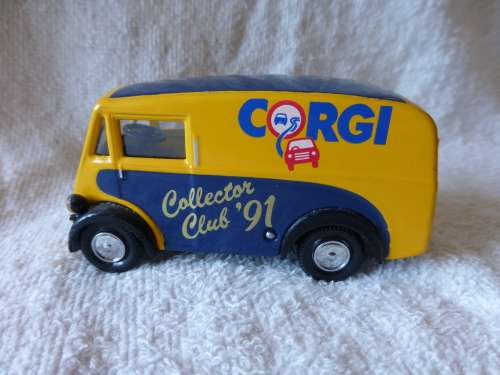 Corgi Morris J type Collector Club 91 van