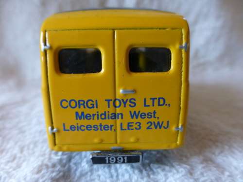 Corgi Morris J type Collector Club 91 van