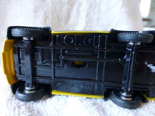 Corgi Morris J type Collector Club 91 van