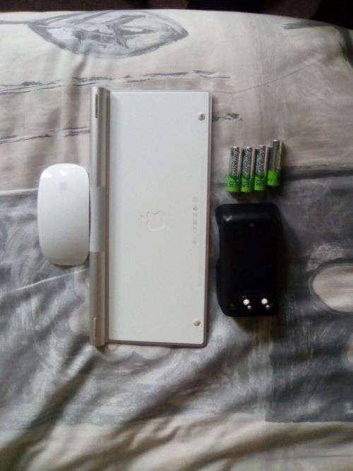Apple Keyboard and Mouse with rechargeable batteries and Changer