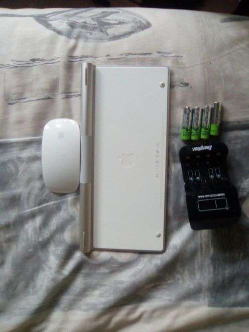 Apple Keyboard and Mouse with rechargeable batteries and Changer
