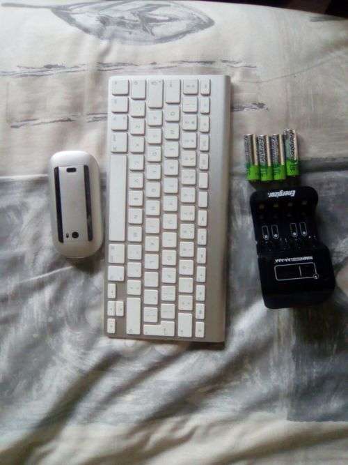 Apple Keyboard and Mouse with rechargeable batteries and Changer