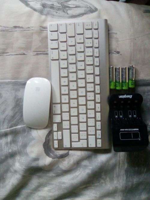 Apple Keyboard and Mouse with rechargeable batteries and Changer