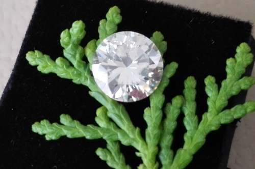Beautiful 1.73 ct 7.90 mm White  color I-K Si1 Round Cut Moissanite