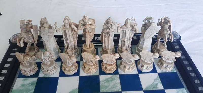 COLLECTORS HARRY POTTER CHESS SET - BOARD AND PIECES ARE LARGE!!!