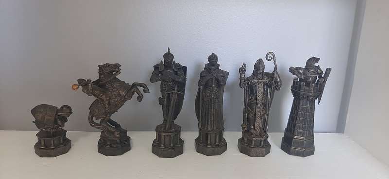 COLLECTORS HARRY POTTER CHESS SET - BOARD AND PIECES ARE LARGE!!!