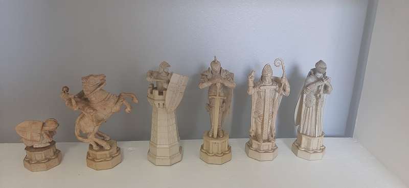 COLLECTORS HARRY POTTER CHESS SET - BOARD AND PIECES ARE LARGE!!!