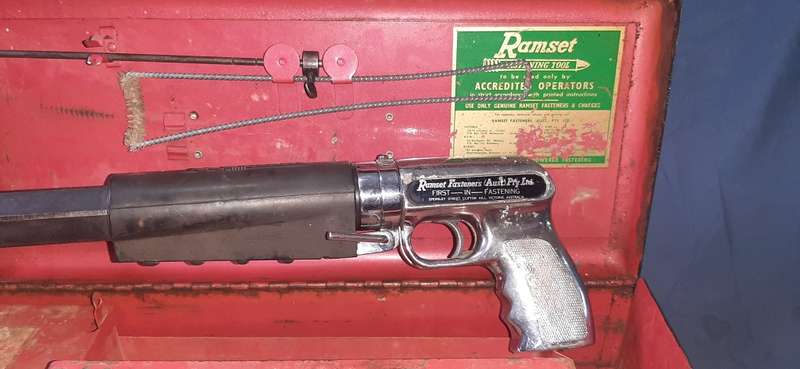 RAMSET 0.22 POWDER ACTUATED SYSTEM - TOOLBOX, GUN & +/- 1000 ROUNDS