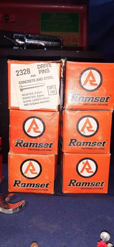 RAMSET 0.22 POWDER ACTUATED SYSTEM - TOOLBOX, GUN & +/- 1000 ROUNDS