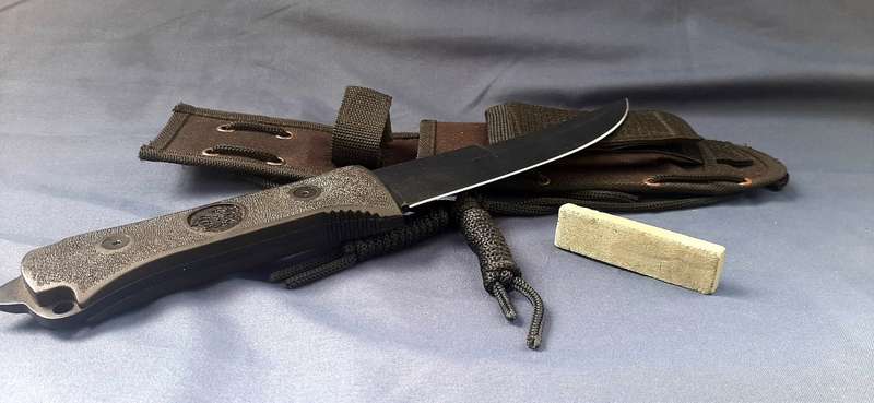 LARGE HUNTING DAGGER WITH SHEATH