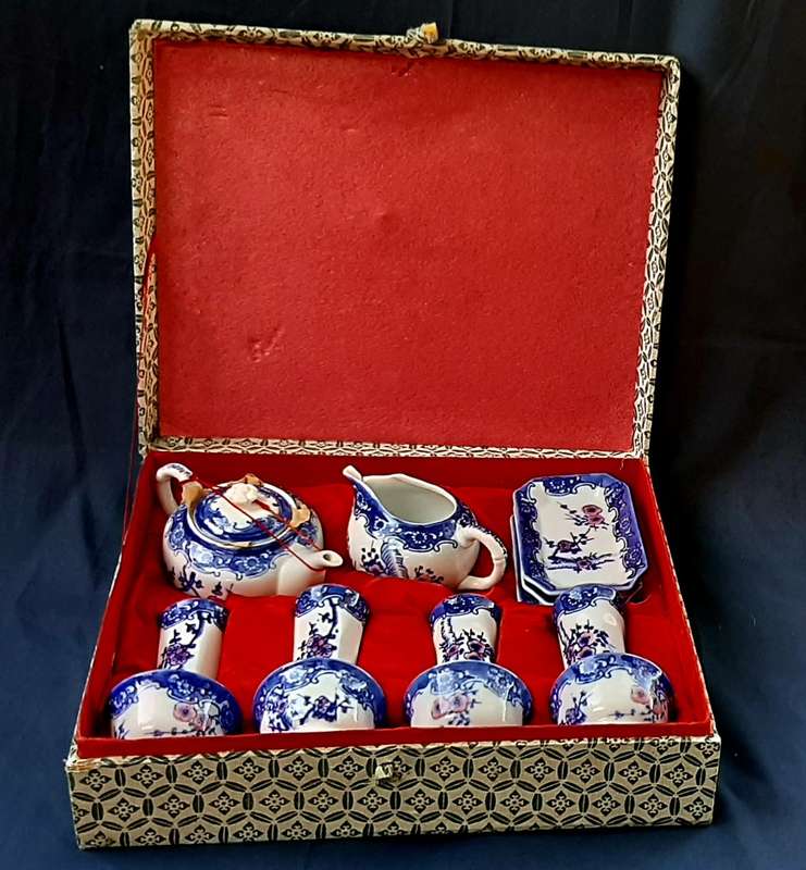 VINTAGE CASED BLUE AND WHITE CHINESE TEA SET