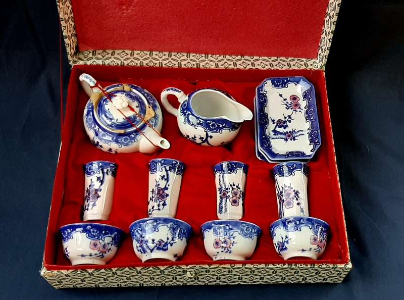 VINTAGE CASED BLUE AND WHITE CHINESE TEA SET