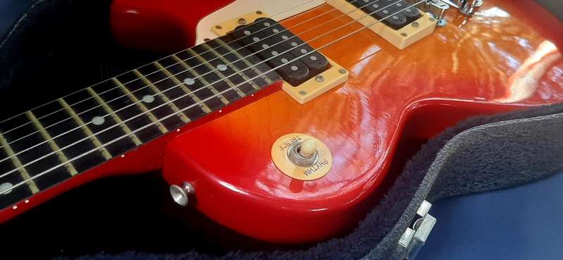 VINTAGE SUNBURST KIMBERLEY ELECTRIC GUITAR WITH HARD CARRY CASE