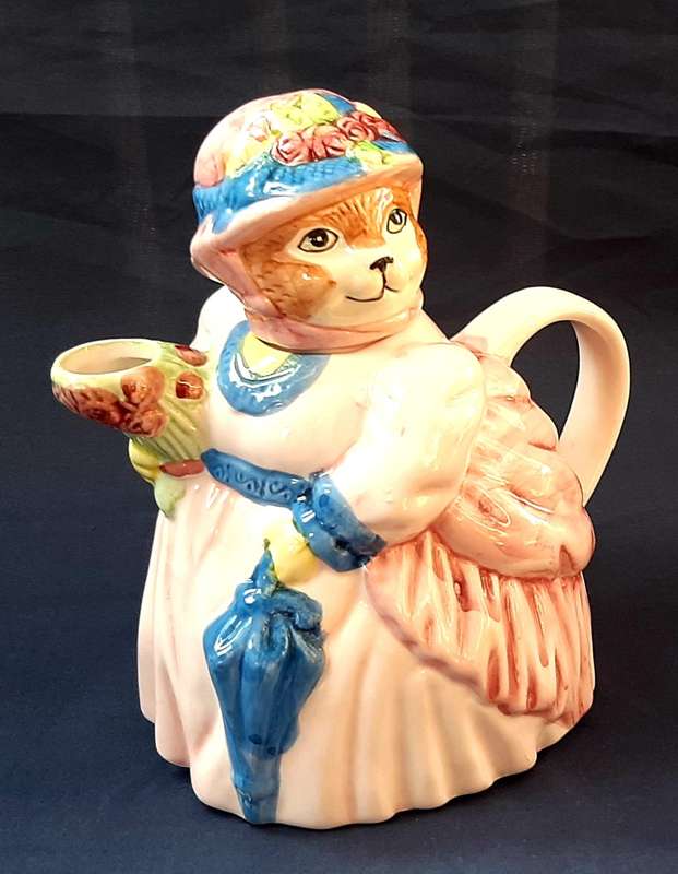 CUTE & WHIMSICAL CERAMIC TEA POT IN PERFECT CONDITION!!!
