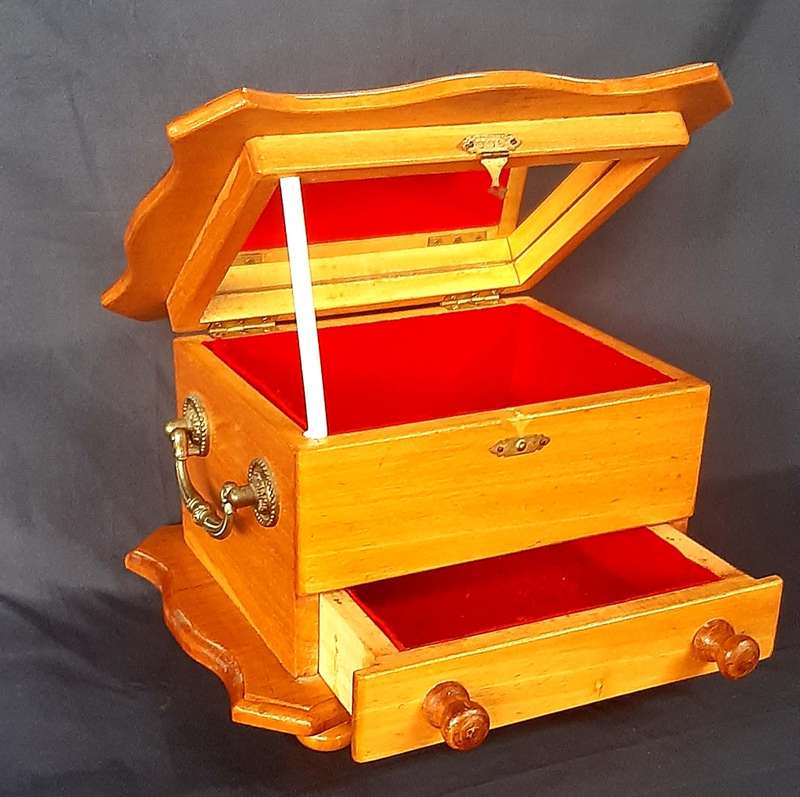 STUNNINGLY HANDCRAFTED YELLOW WOOD JEWELLRY CASE
