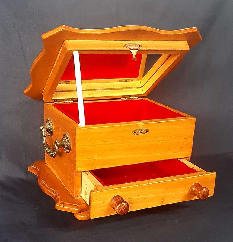 STUNNINGLY HANDCRAFTED YELLOW WOOD JEWELLRY CASE