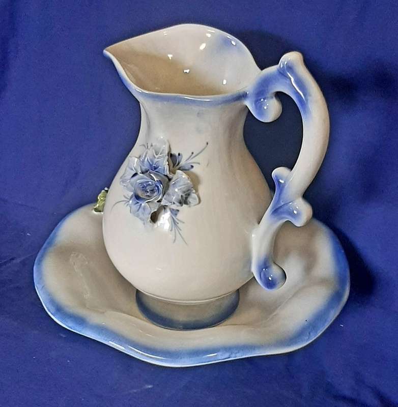 LARGE DECORATIVE BLUE AND WHITE JUG AND BASIN