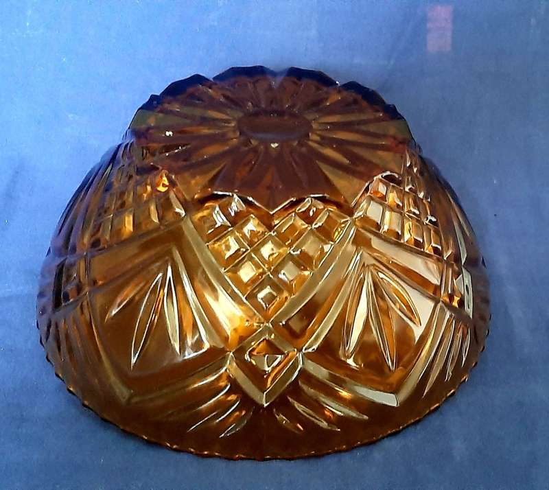 VINTAGE CARNIVAL BOWL IN PRISTINE CONDITION - 23CM DIAMETER