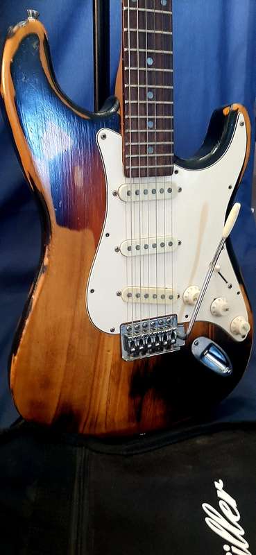 VINTAGE RITMULLER ELECTRIC GUITAR WITH ORIGINAL CARRY BAG