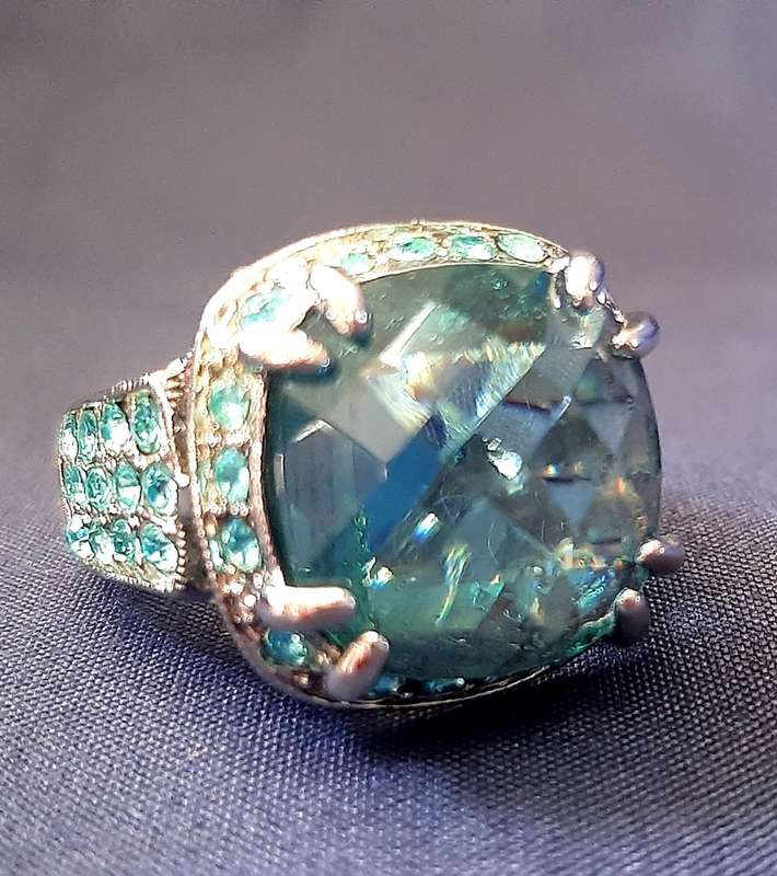 STUNNING COSTUME JEWELLERY RING IN BLUE