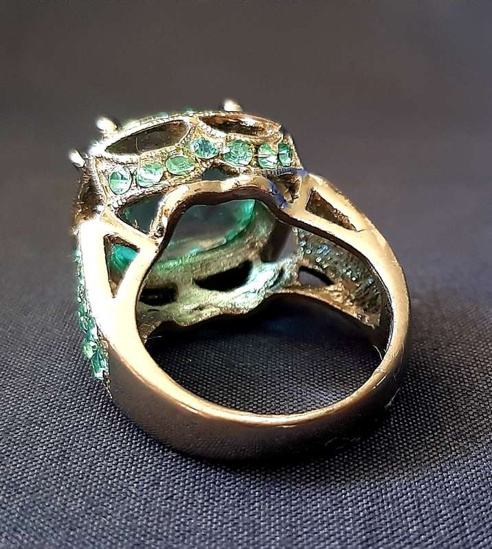 STUNNING COSTUME JEWELLERY RING IN BLUE