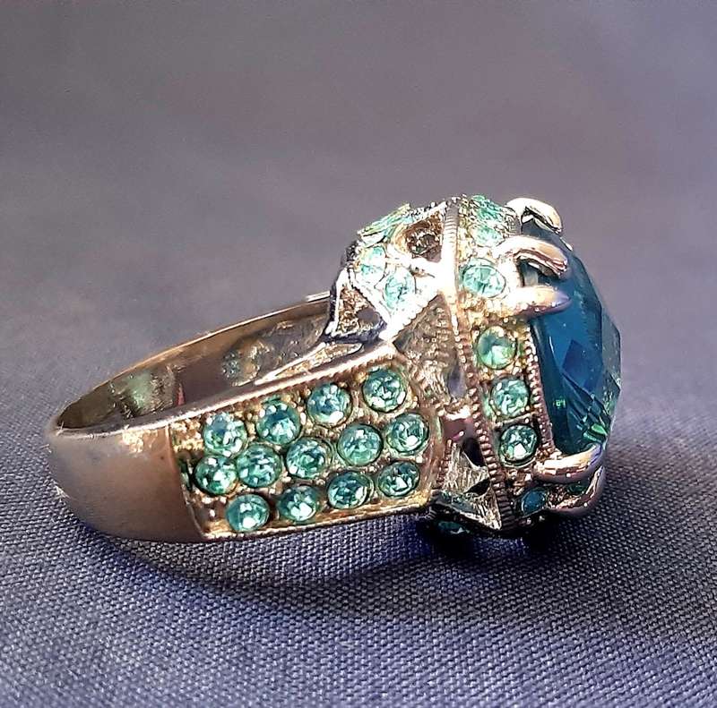 STUNNING COSTUME JEWELLERY RING IN BLUE
