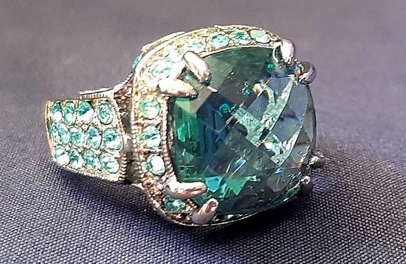 STUNNING COSTUME JEWELLERY RING IN BLUE