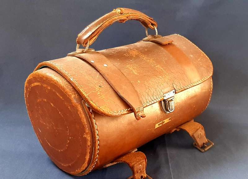 VINTAGE HENSILITE BOWLING SET IN ORIGINAL LEATHER CASE