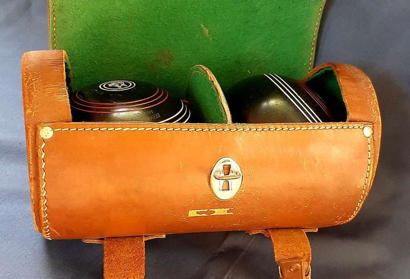 VINTAGE HENSILITE BOWLING SET IN ORIGINAL LEATHER CASE