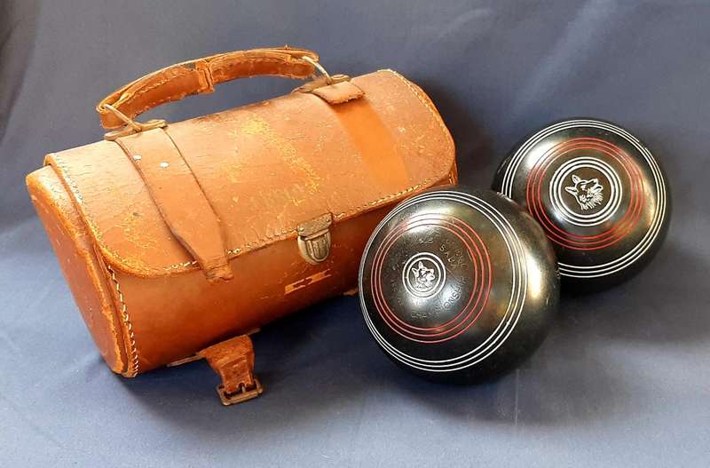 VINTAGE HENSILITE BOWLING SET IN ORIGINAL LEATHER CASE