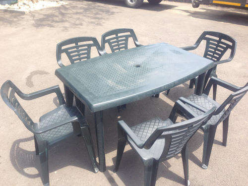 Garden Furniture - Plastic Table and 6 chairs