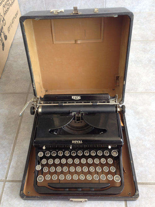 Vintage Royal Typwriter in Case