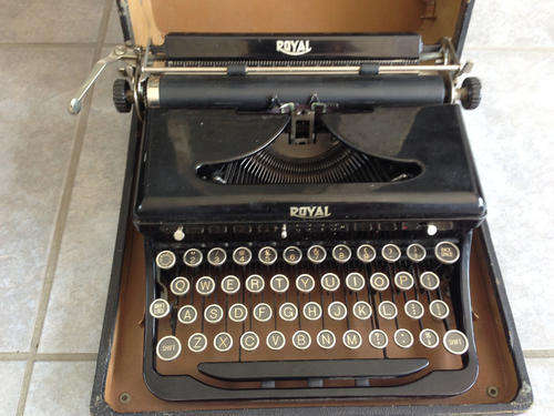 Vintage Royal Typwriter in Case